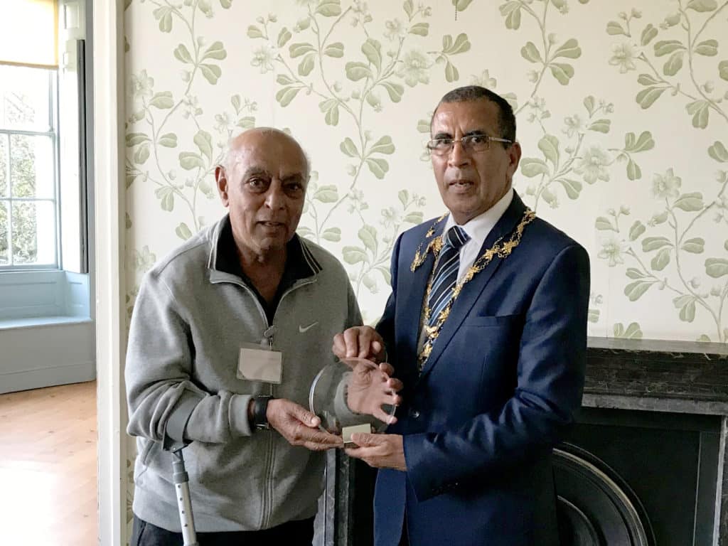 mayor giving award to a volunteer